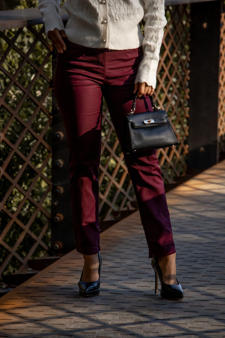 CALÇAS BORDÔ COM DETALHE DOURADO PONTO CHIC