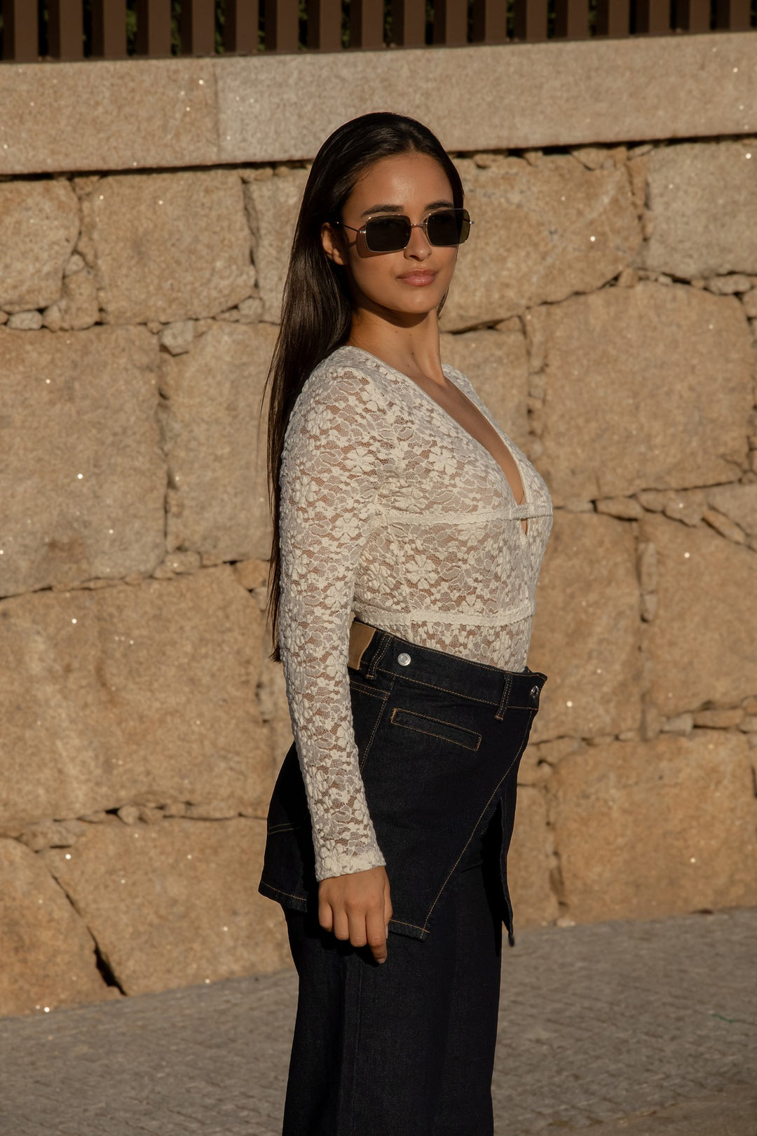 TOP CREME EM RENDA FLORAL PONTO CHIC