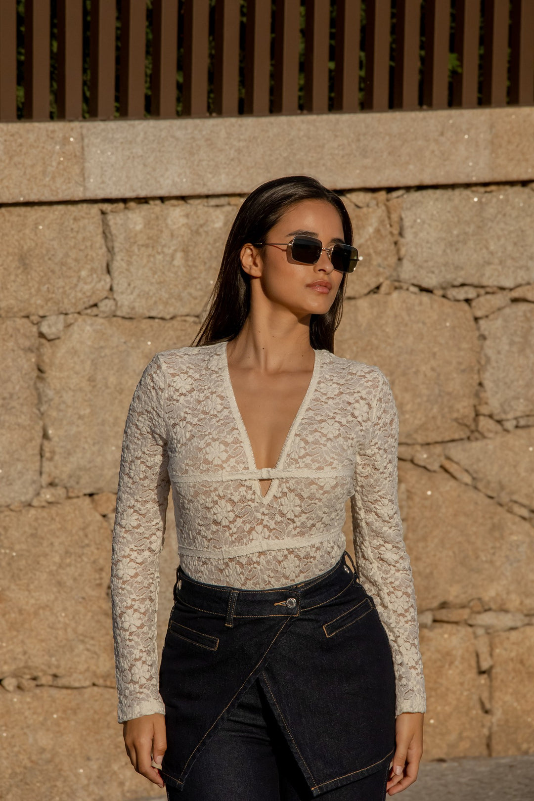 TOP CREME EM RENDA FLORAL PONTO CHIC