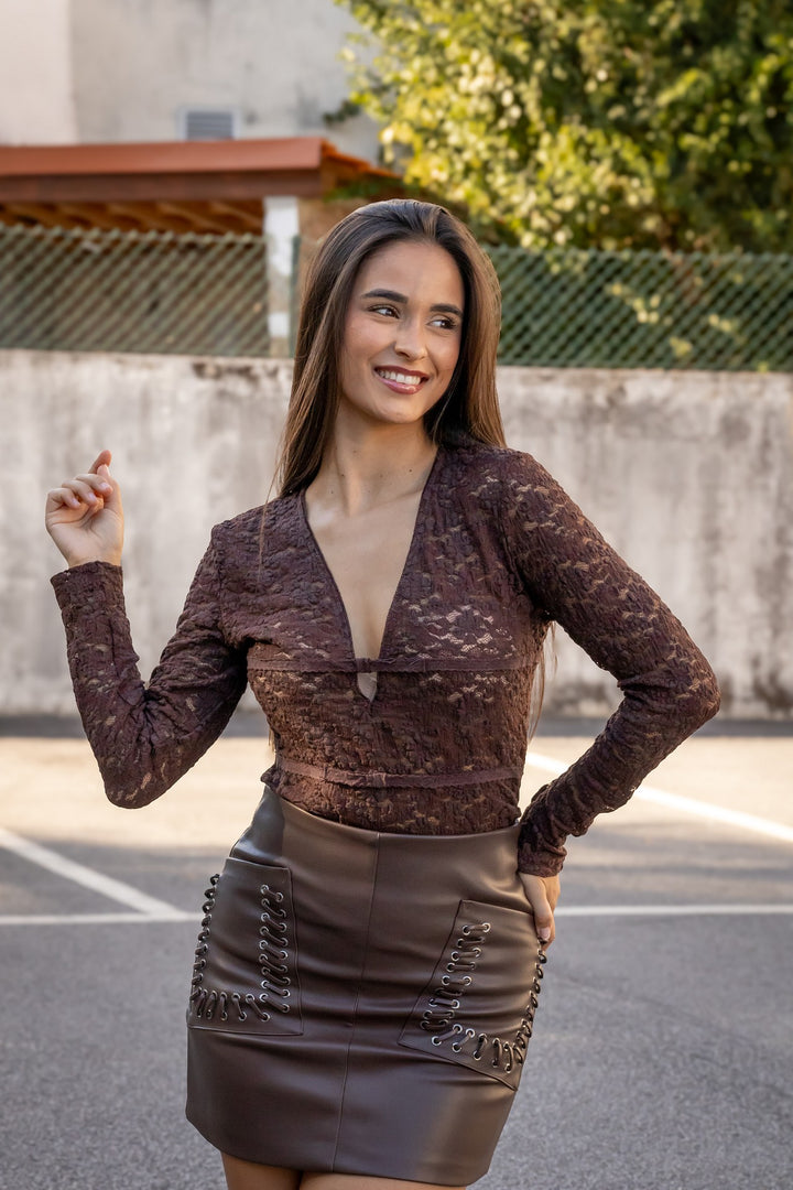 TOP CASTANHO EM RENDA FLORAL PONTO CHIC