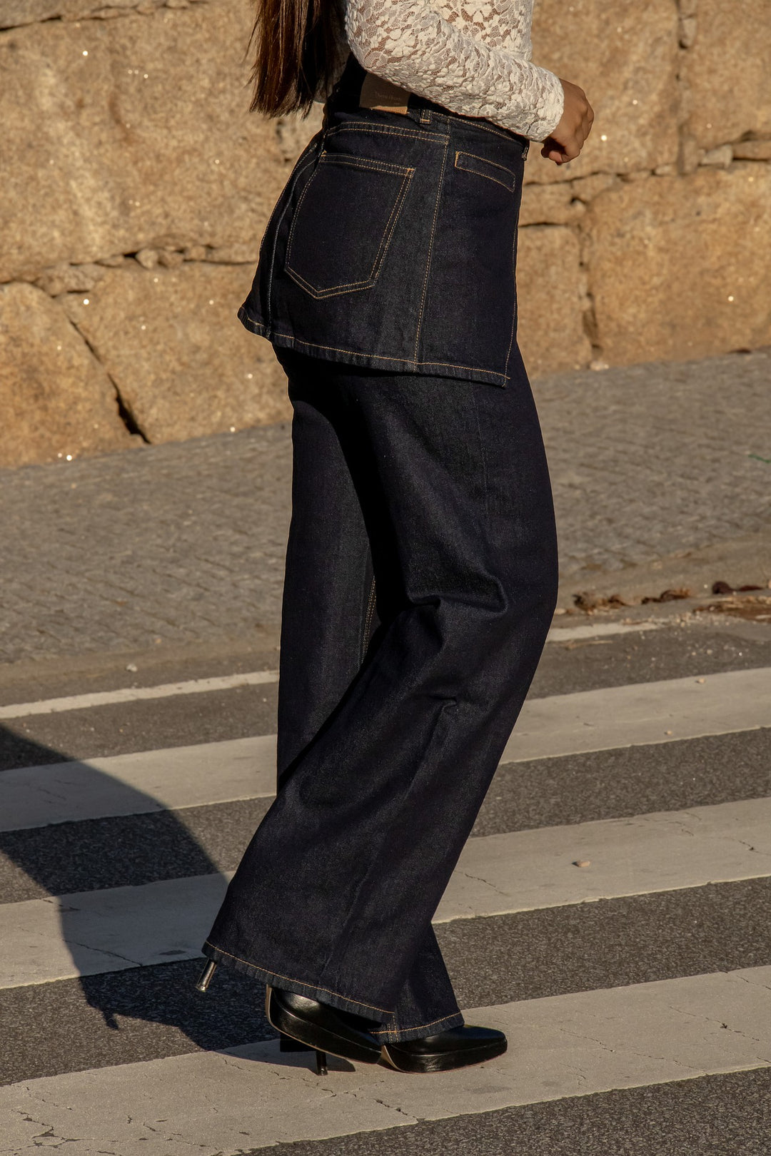 CALÇAS DE GANGA AZUL ESCURA WIDE LEG COM SAIA SOBREPOSTA PONTO CHIC