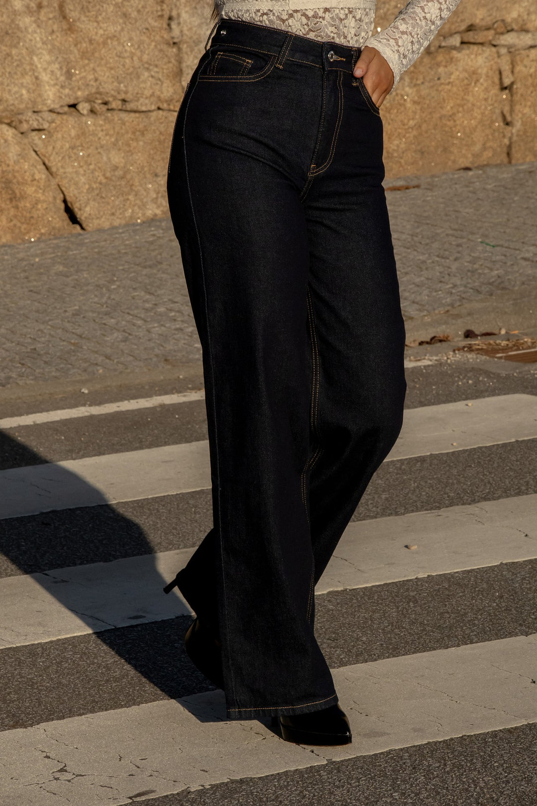 CALÇAS DE GANGA AZUL ESCURA WIDE LEG COM SAIA SOBREPOSTA PONTO CHIC