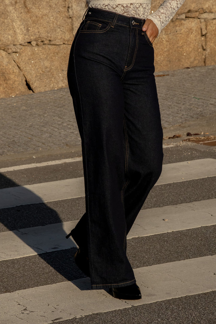 CALÇAS DE GANGA AZUL ESCURA WIDE LEG COM SAIA SOBREPOSTA PONTO CHIC