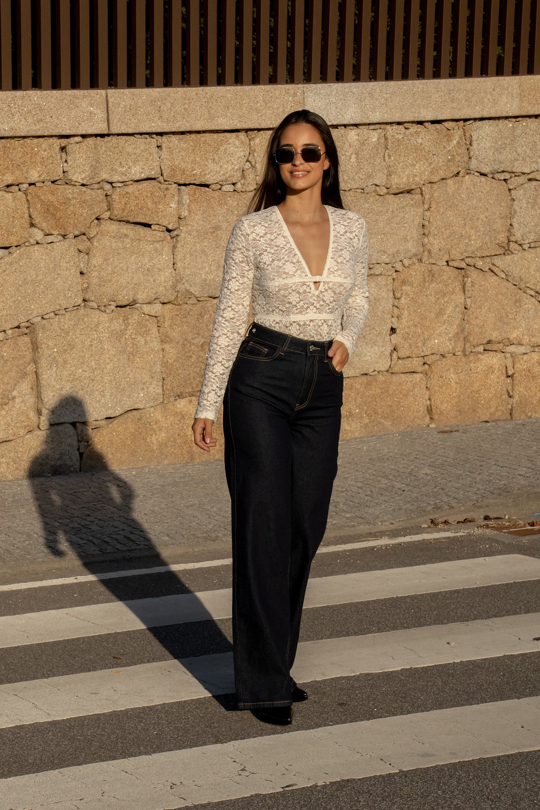 CALÇAS DE GANGA AZUL ESCURA WIDE LEG COM SAIA SOBREPOSTA PONTO CHIC