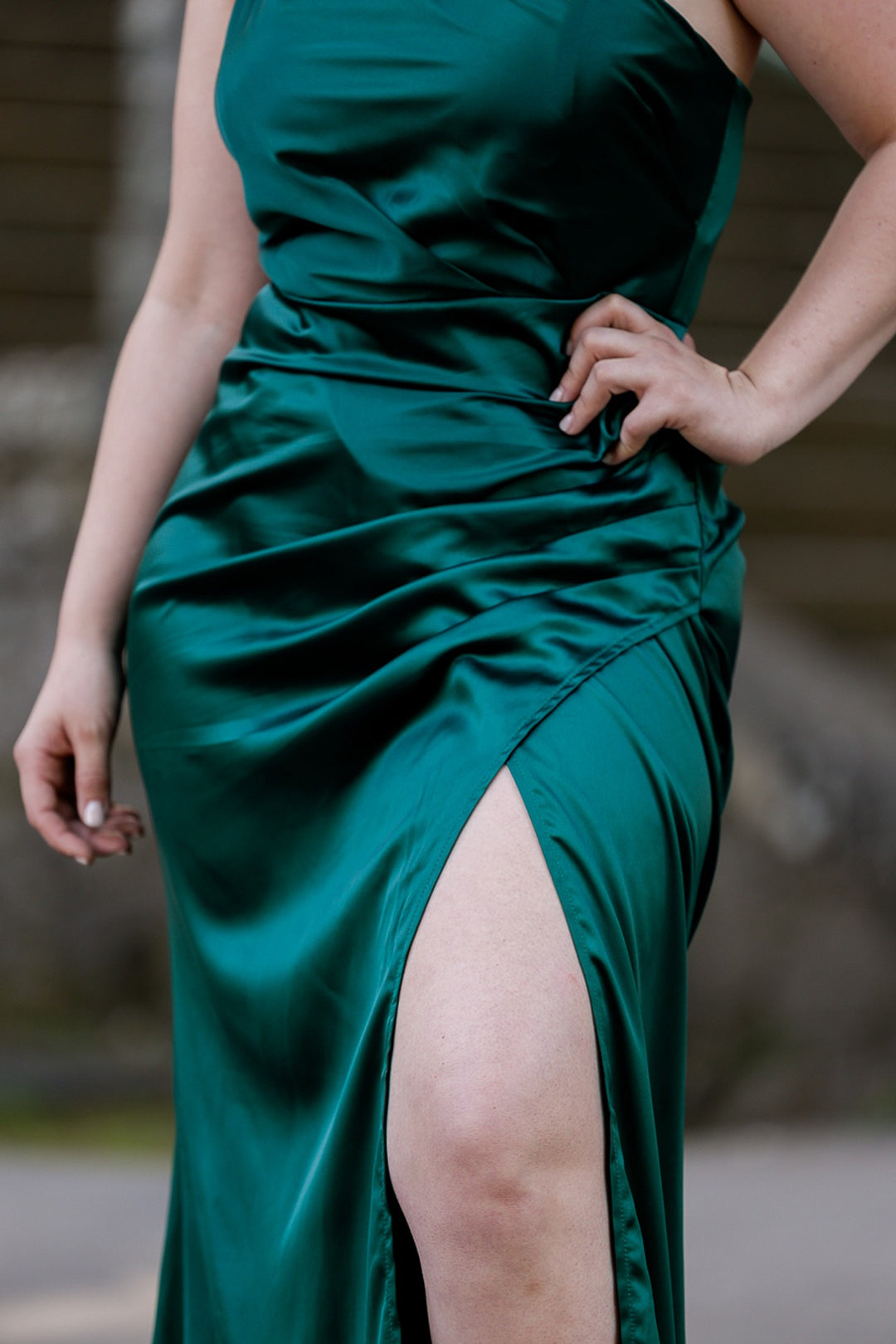VESTIDO COMPRIDO VERDE COM PREGAS PONTO CHIC