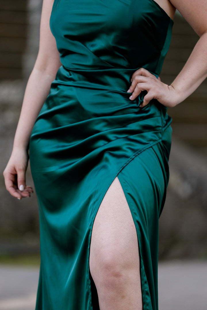 VESTIDO COMPRIDO VERDE COM PREGAS PONTO CHIC