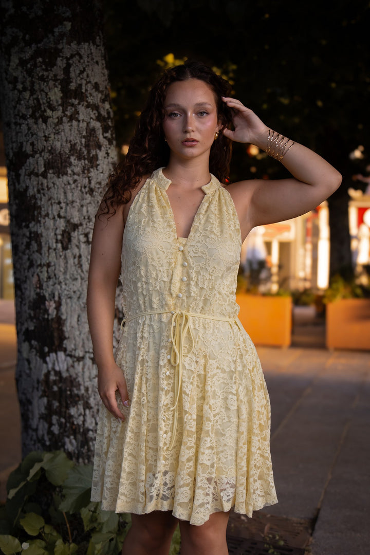 VESTIDO CURTO AMARELO TECIDO RENDADO PONTO CHIC