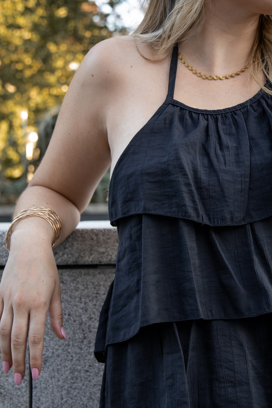 VESTIDO PRETO COM FOLHOS PONTO CHIC