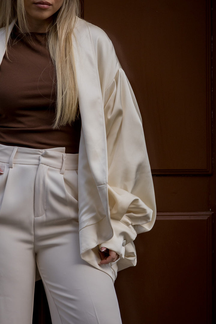 CASACO CREME COM BOLSOS PONTO CHIC