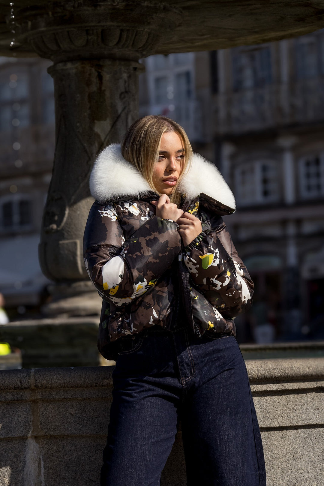 CASACO ACOLCHOADO ESTAMPADO COM GOLA DE PELO FLO&amp;CLO