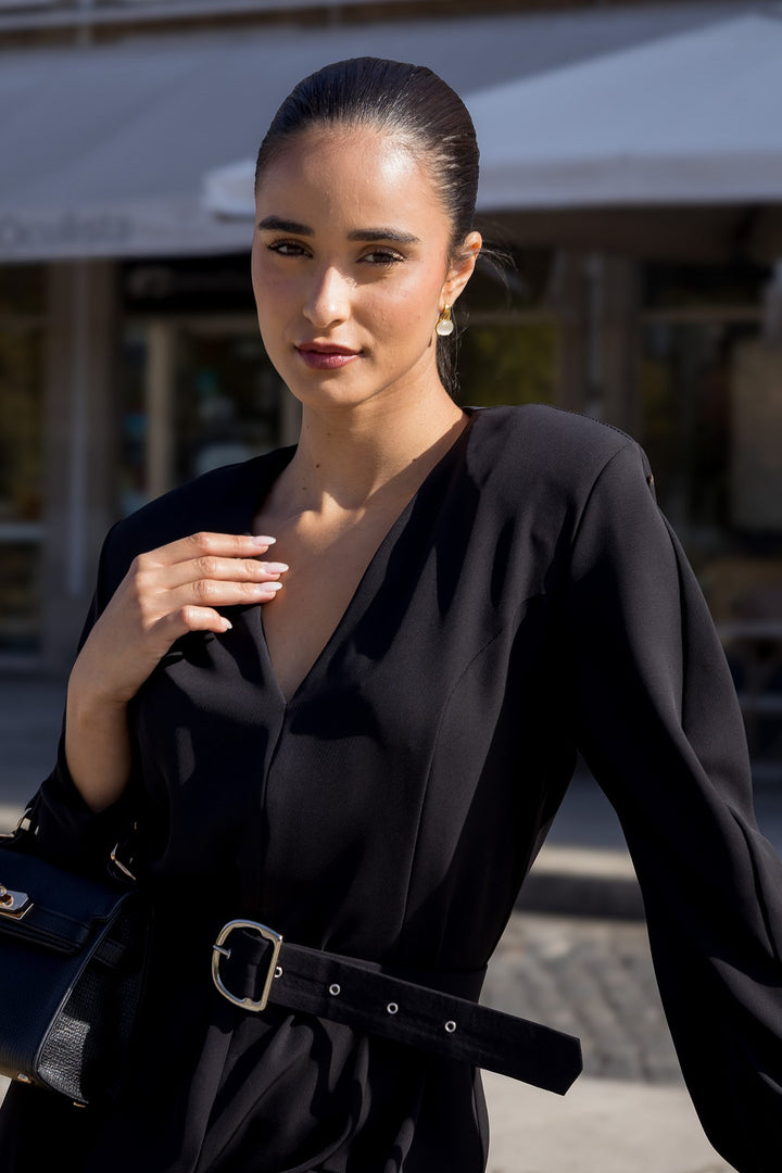 VESTIDO CURTO PRETO COM CINTO E DECOTE EM V IMPERIAL
