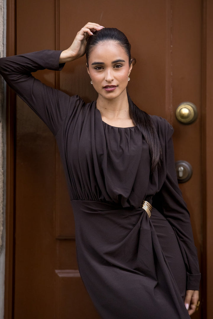 VESTIDO CASTANHO DRAPEADO COM DETALHE DOURADO PONTO CHIC