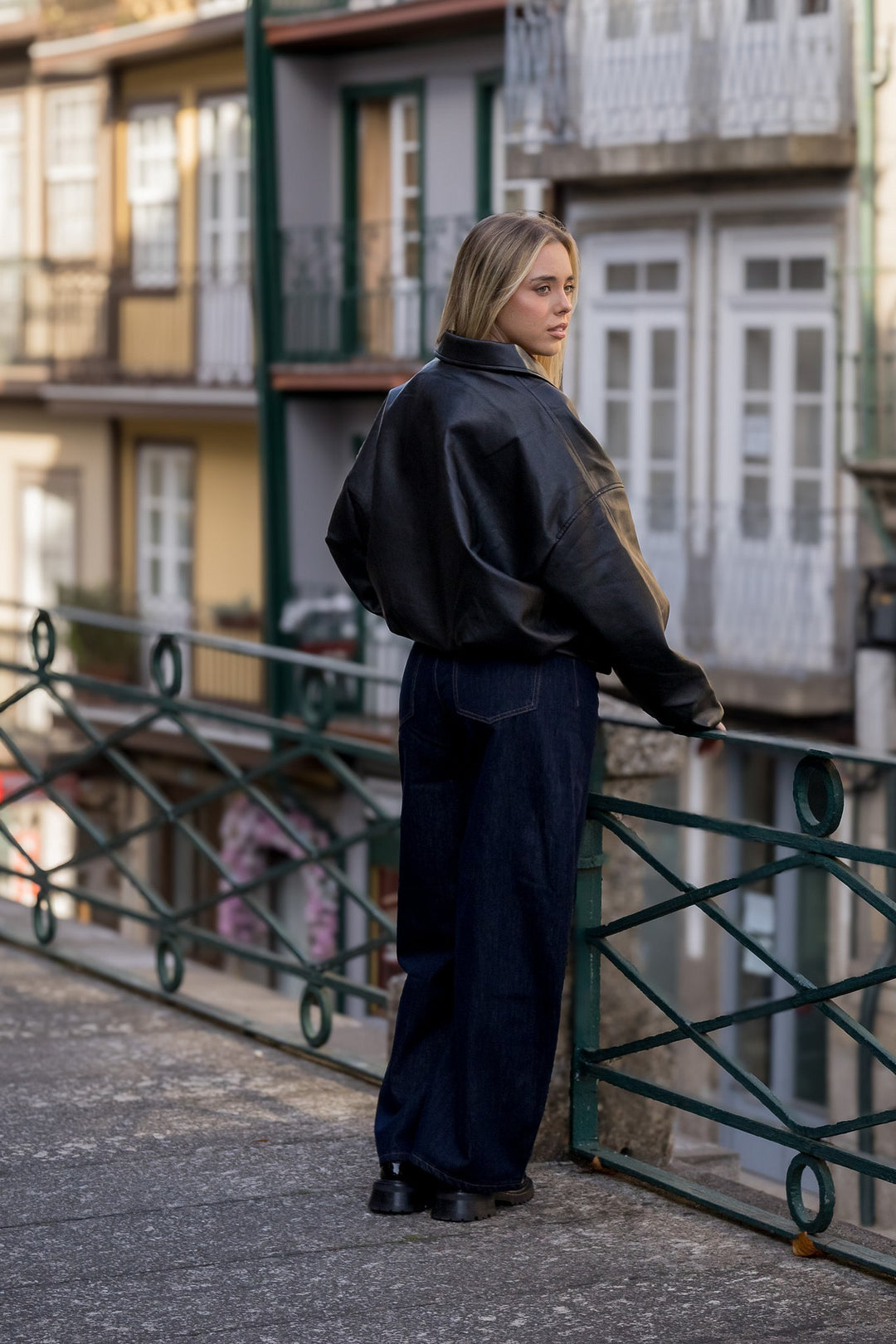 CALÇAS DE GANGA AZUL ESCURA WIDE LEG PONTO CHIC