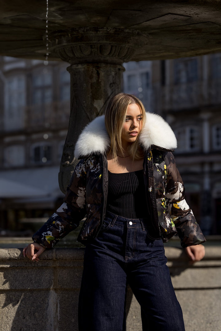 CASACO ACOLCHOADO ESTAMPADO COM GOLA DE PELO FLO&amp;CLO