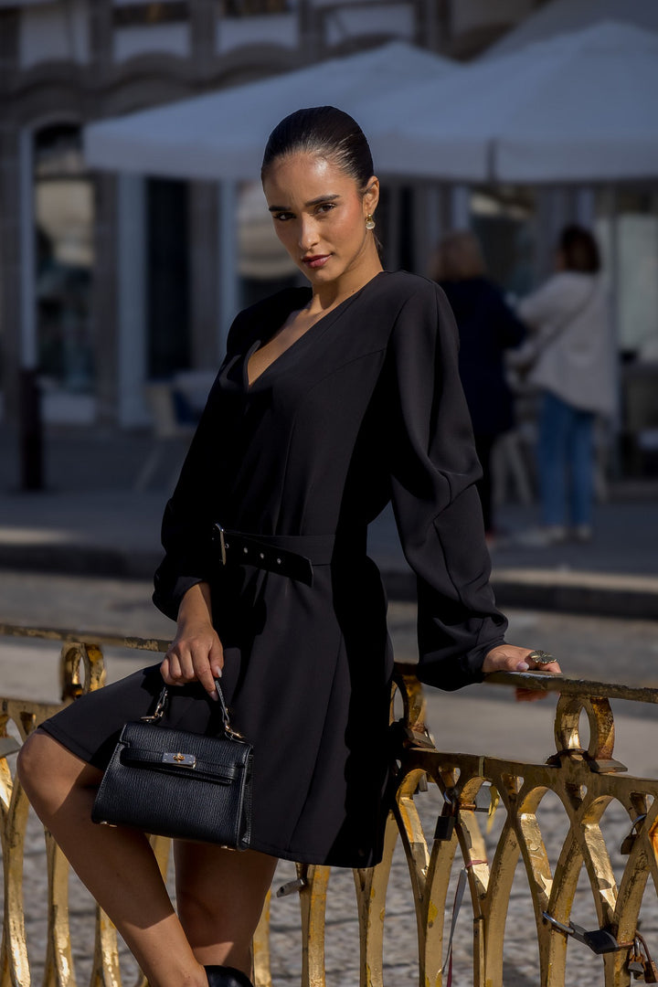 VESTIDO CURTO PRETO COM CINTO E DECOTE EM V IMPERIAL