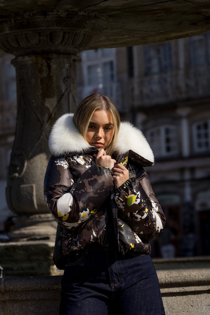 CASACO ACOLCHOADO ESTAMPADO COM GOLA DE PELO FLO&amp;CLO