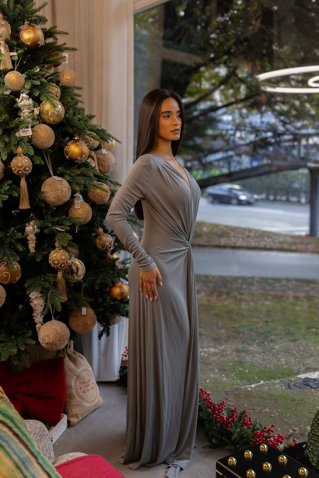 VESTIDO CINZENTO LONGO COM DRAPEADO E DECOTE PROFUNDO ELEH