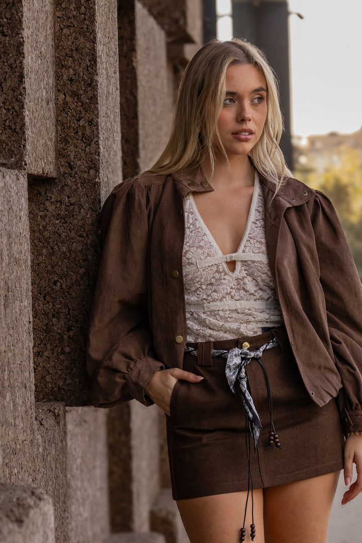 SAIA CASTANHA COM CINTO ESTAMPADO E MISSANGAS PONTO CHIC