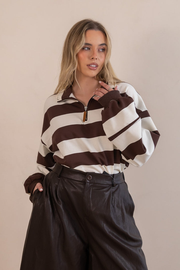 CAMISOLA ÀS RISCAS CASTANHA E BRANCA PONTO CHIC