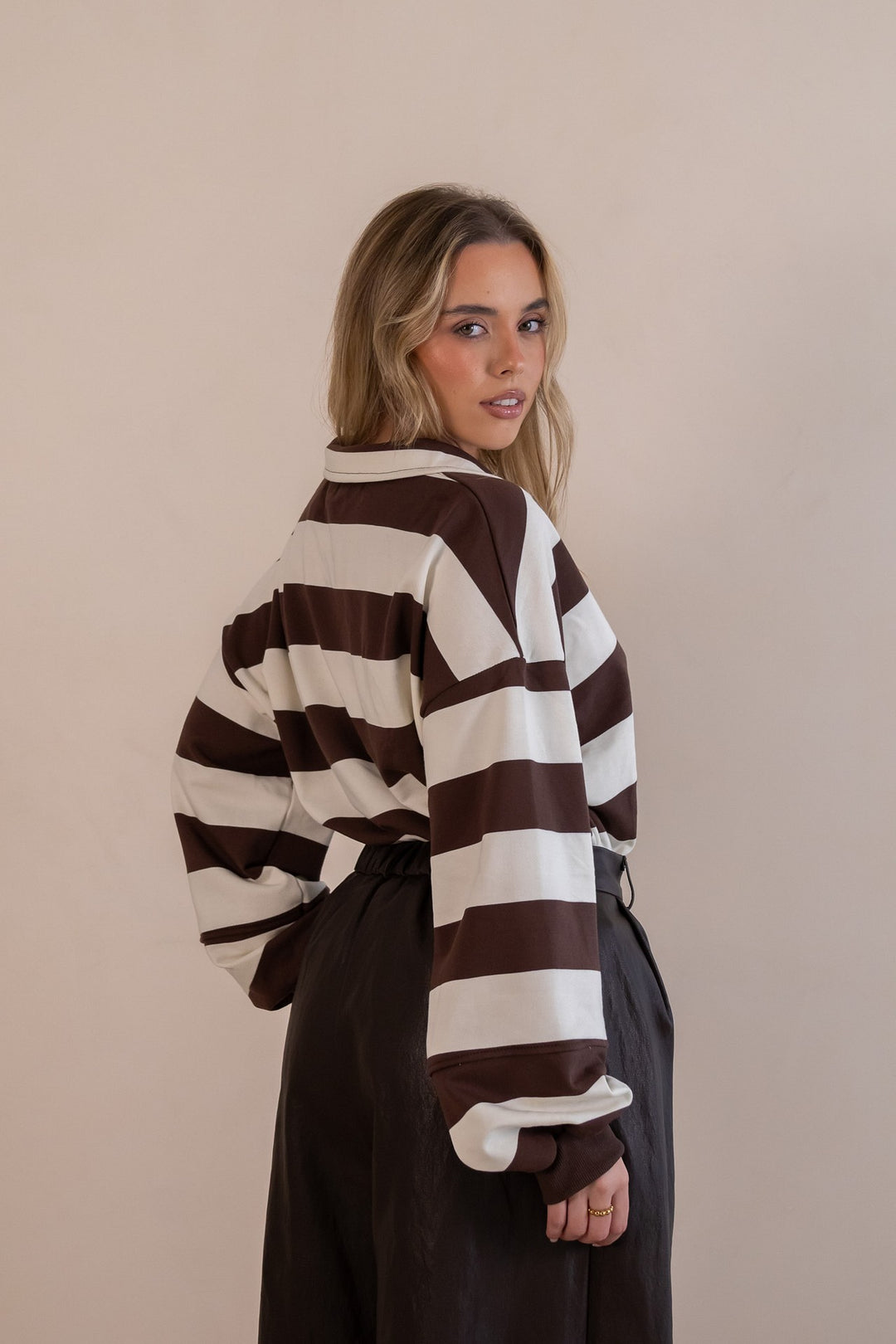 CAMISOLA ÀS RISCAS CASTANHA E BRANCA PONTO CHIC