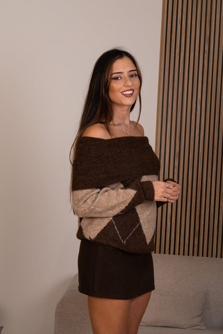 CAMISOLA CASTANHA DECOTE BARCO COM PADRÃO LOSANGOS PONTO CHIC