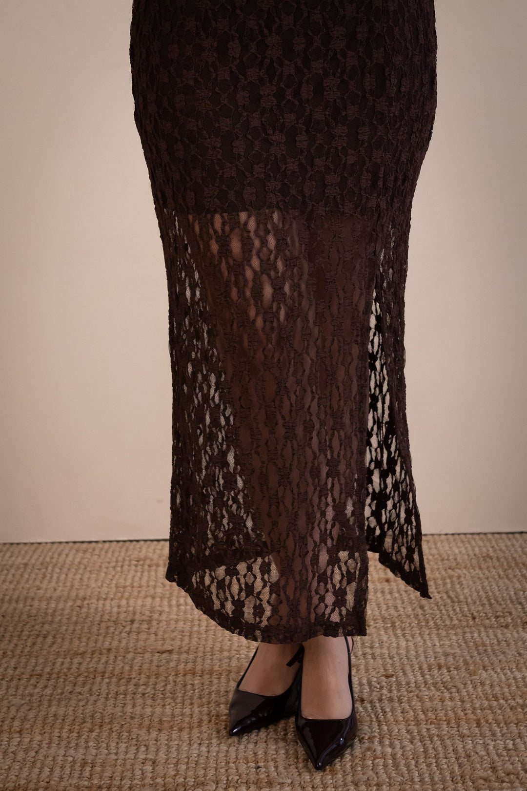 VESTIDO COMPRIDO DE RENDA CASTANHO PONTO CHIC