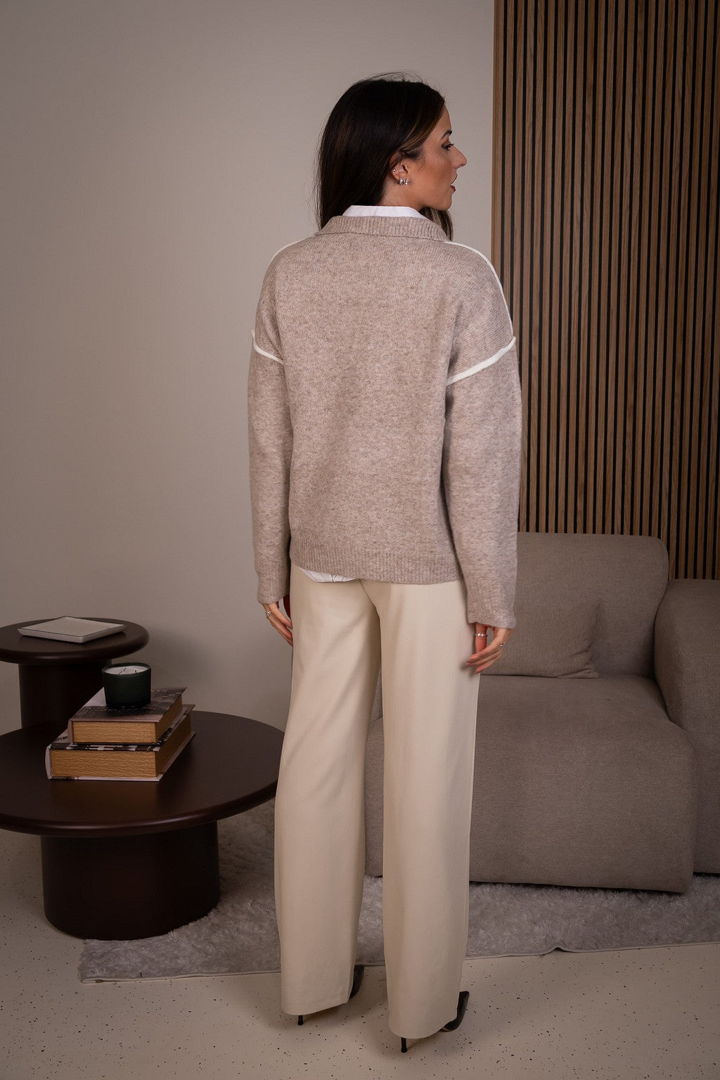 CAMISOLA DE MALHA BEGE COM GOLA ZIP PONTO CHIC