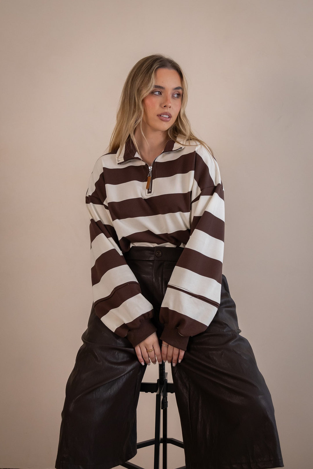 CAMISOLA ÀS RISCAS CASTANHA E BRANCA PONTO CHIC