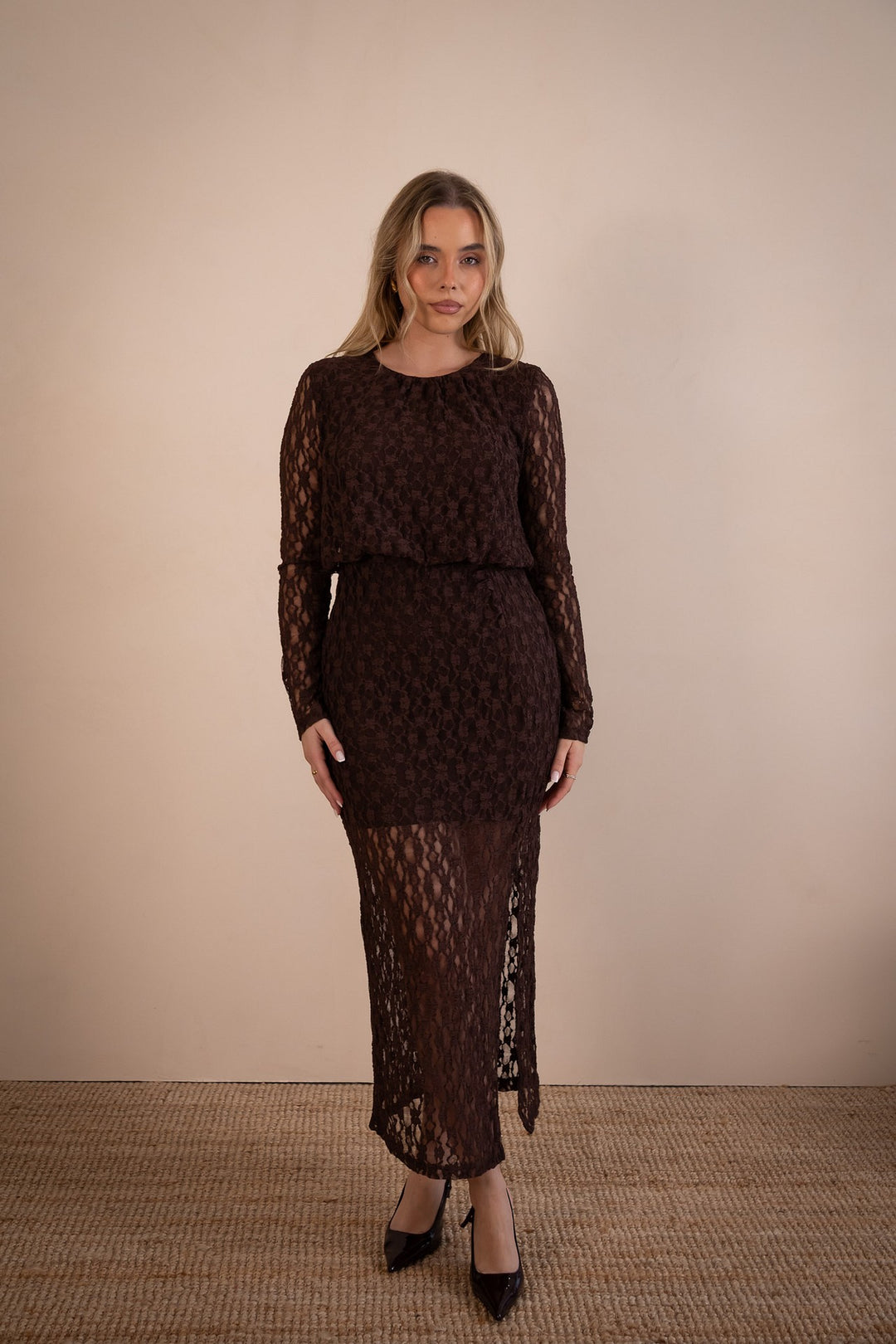 VESTIDO COMPRIDO DE RENDA CASTANHO PONTO CHIC