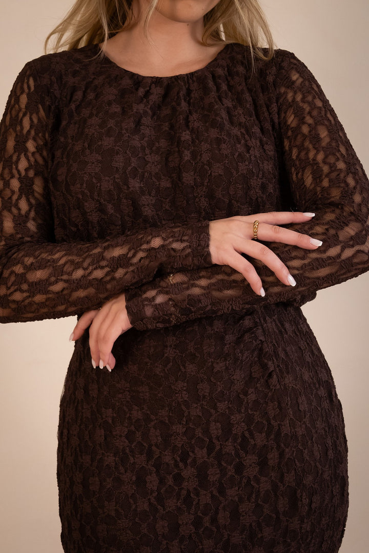 VESTIDO COMPRIDO DE RENDA CASTANHO PONTO CHIC