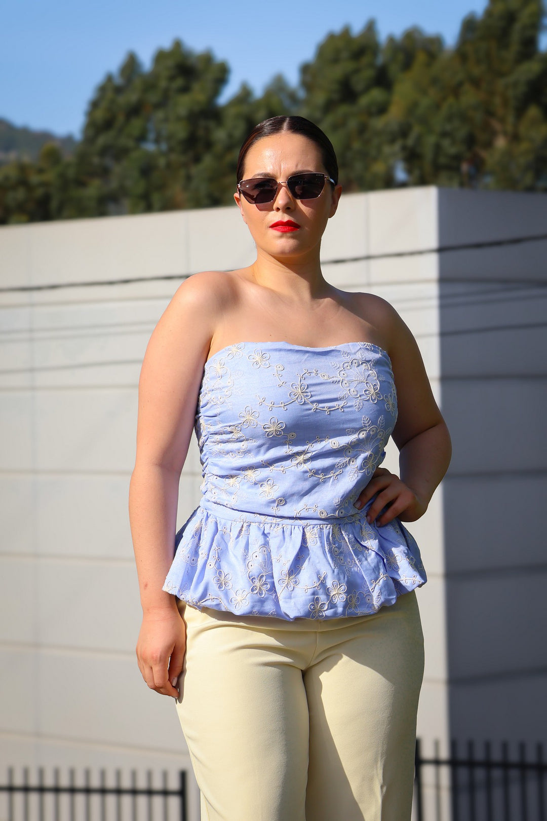 TOP AZUL COM BORDADOS PONTO CHIC