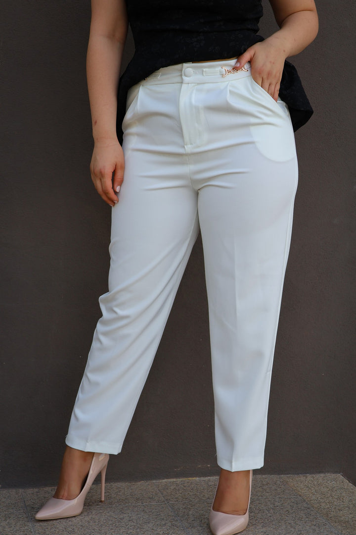 CALÇA BRANCA COM FIVELA PONTO CHIC