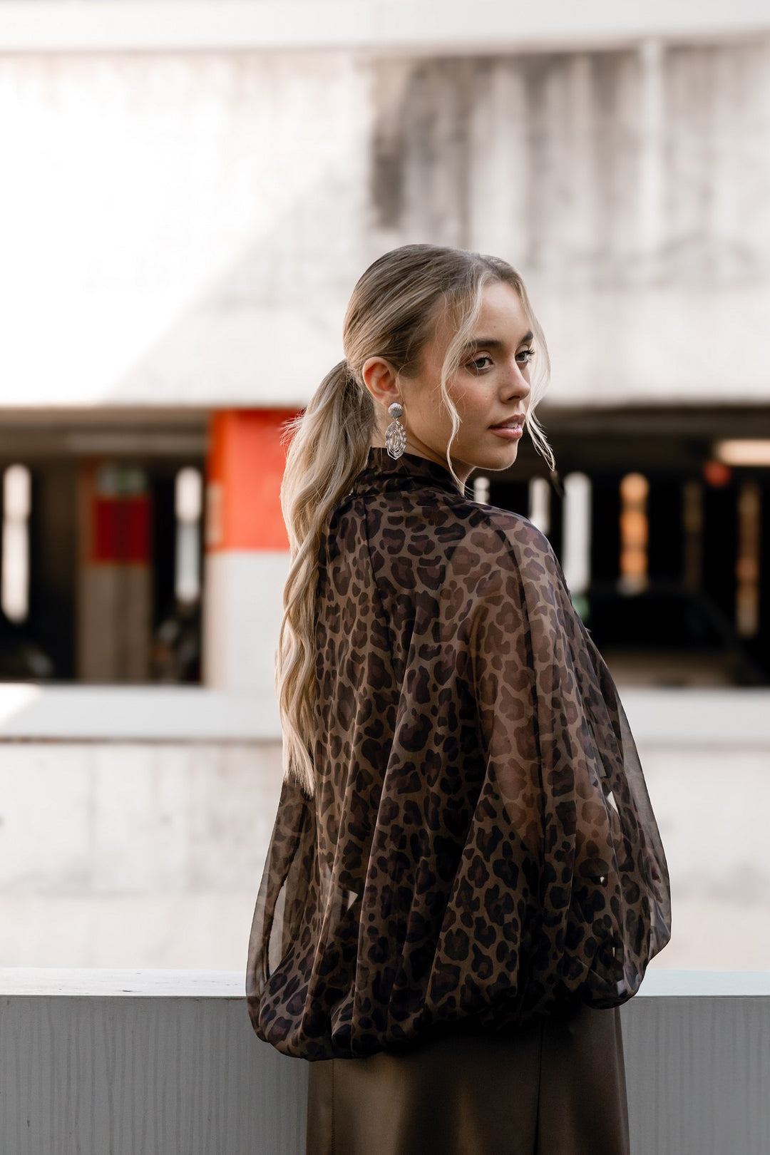 BLUSA ANIMAL PRINT COM LAÇO IMPERIAL