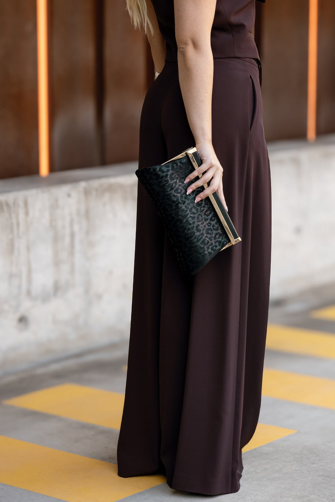 MALA CLUTCH PRETA COM PADRÃO ANIMAL TONE ON TONE PONTO CHIC