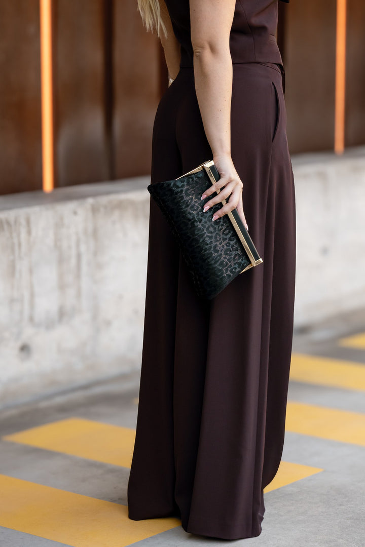 MALA CLUTCH PRETA COM PADRÃO ANIMAL TONE ON TONE PONTO CHIC