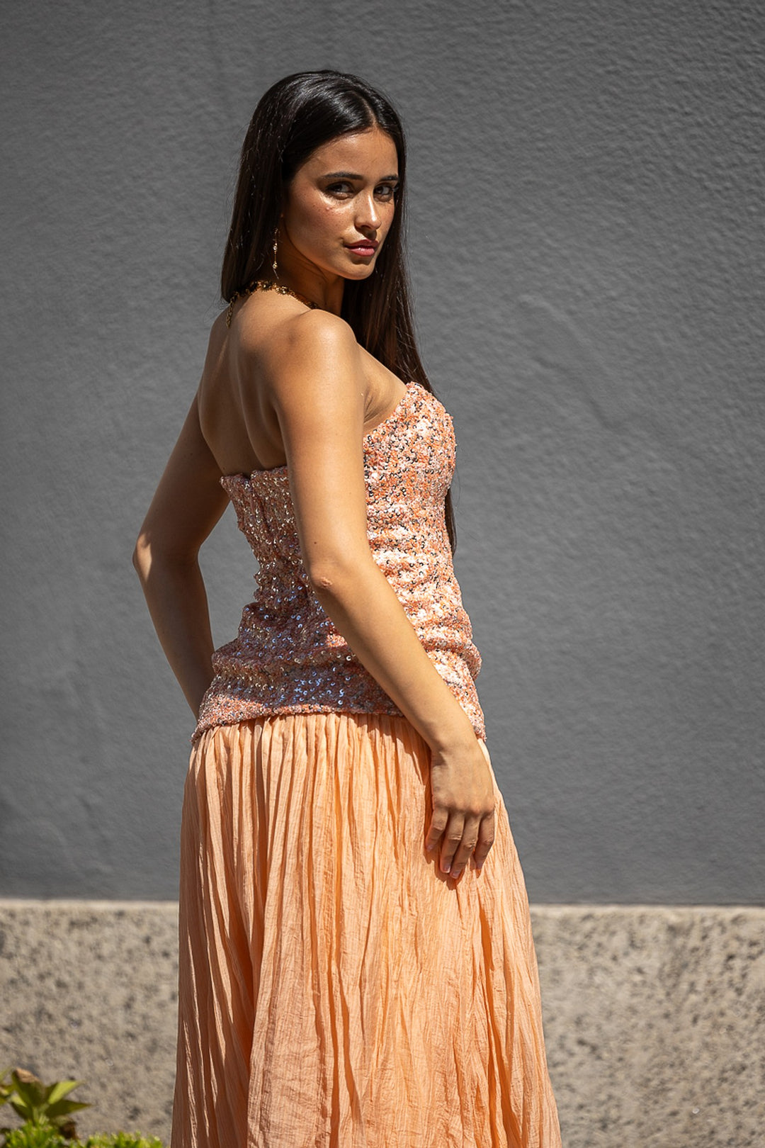 VESTIDO SALMÃO COM LANTEJOULAS PONTO CHIC