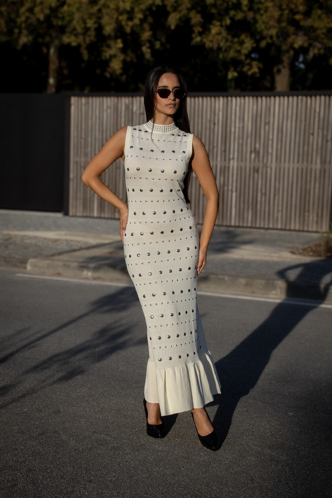 VESTIDO BRANCO COM APLICAÇÕES METÁLICAS PONTO CHIC
