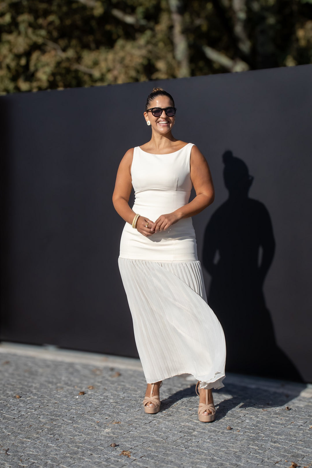 VESTIDO BEGE COM PLISSADO INFERIOR PONTO CHIC