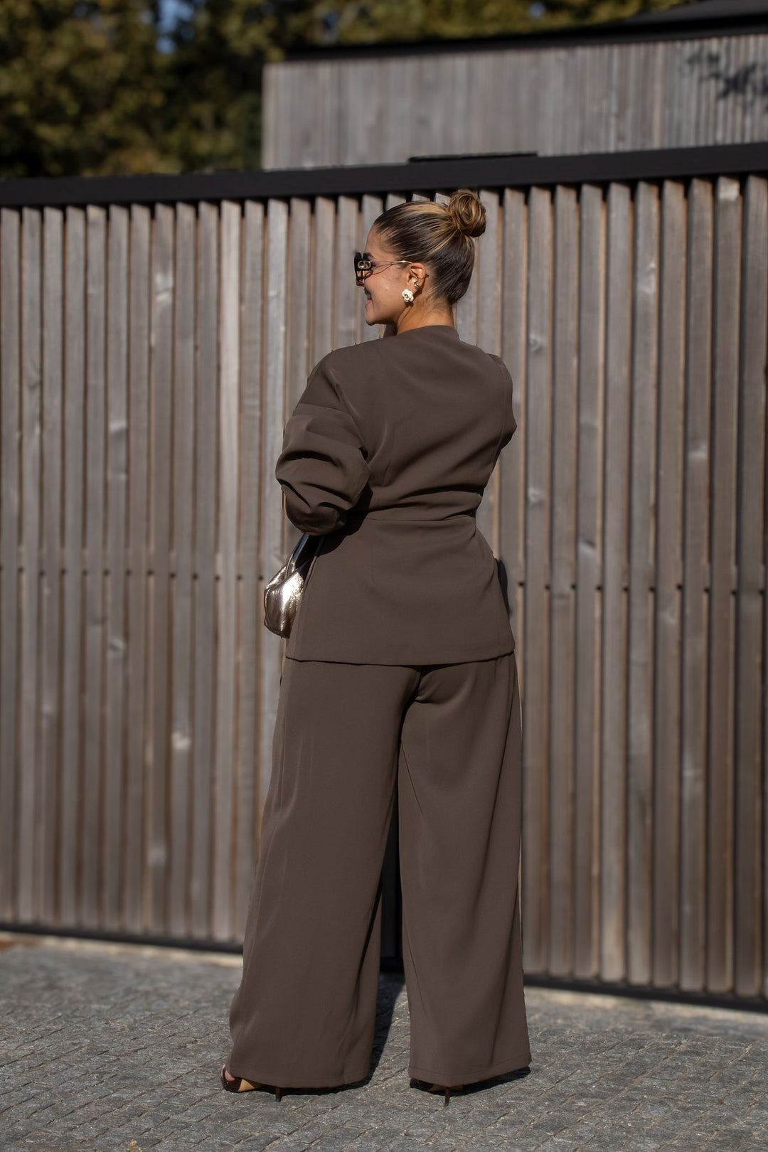 CONJUNTO CASTANHO COM BLAZER E CALÇA PONTO CHIC