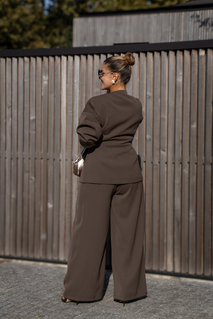 CONJUNTO CASTANHO COM BLAZER E CALÇA PONTO CHIC