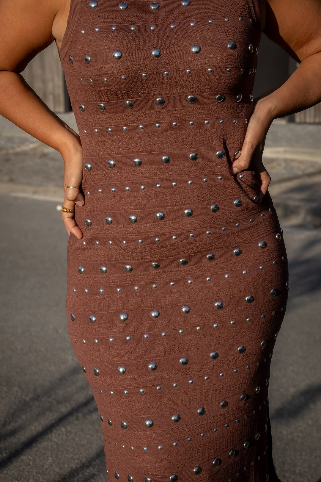 VESTIDO CASTANHO COM APLICAÇÕES METÁLICAS PONTO CHIC