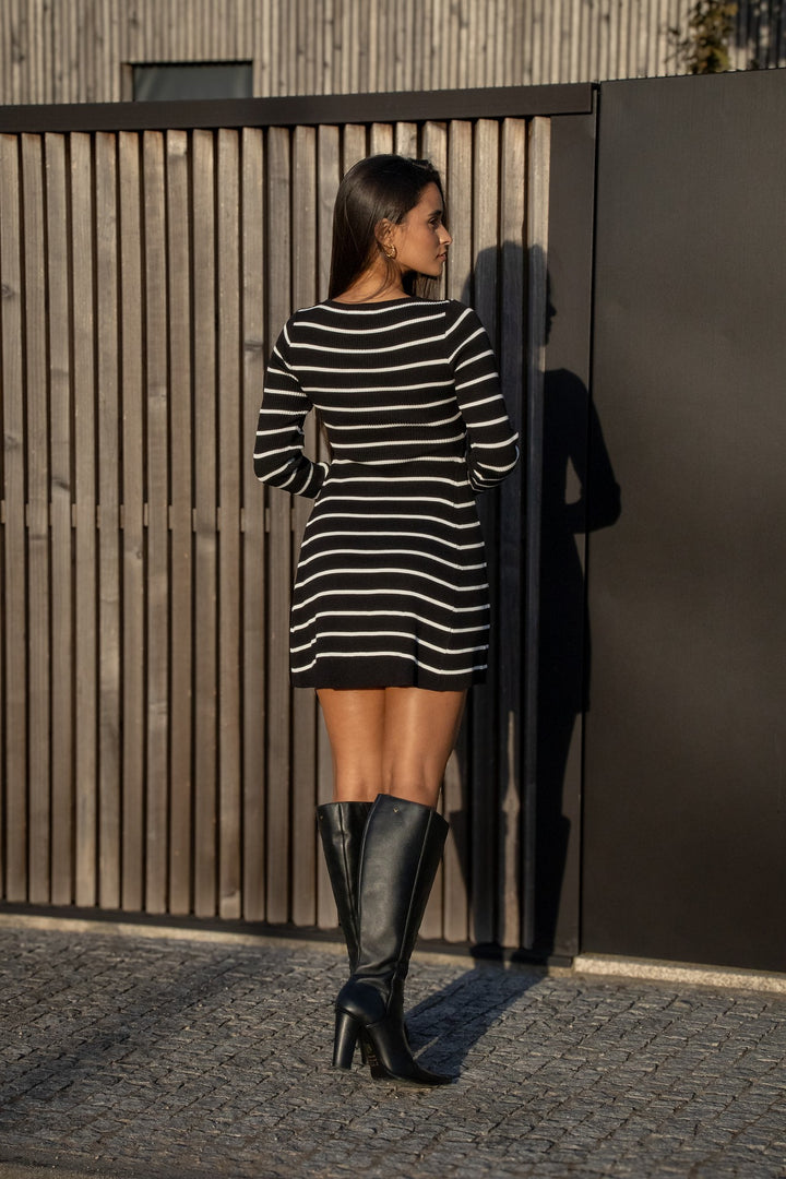 VESTIDO PRETO ÀS RISCAS BRANCAS PONTO CHIC