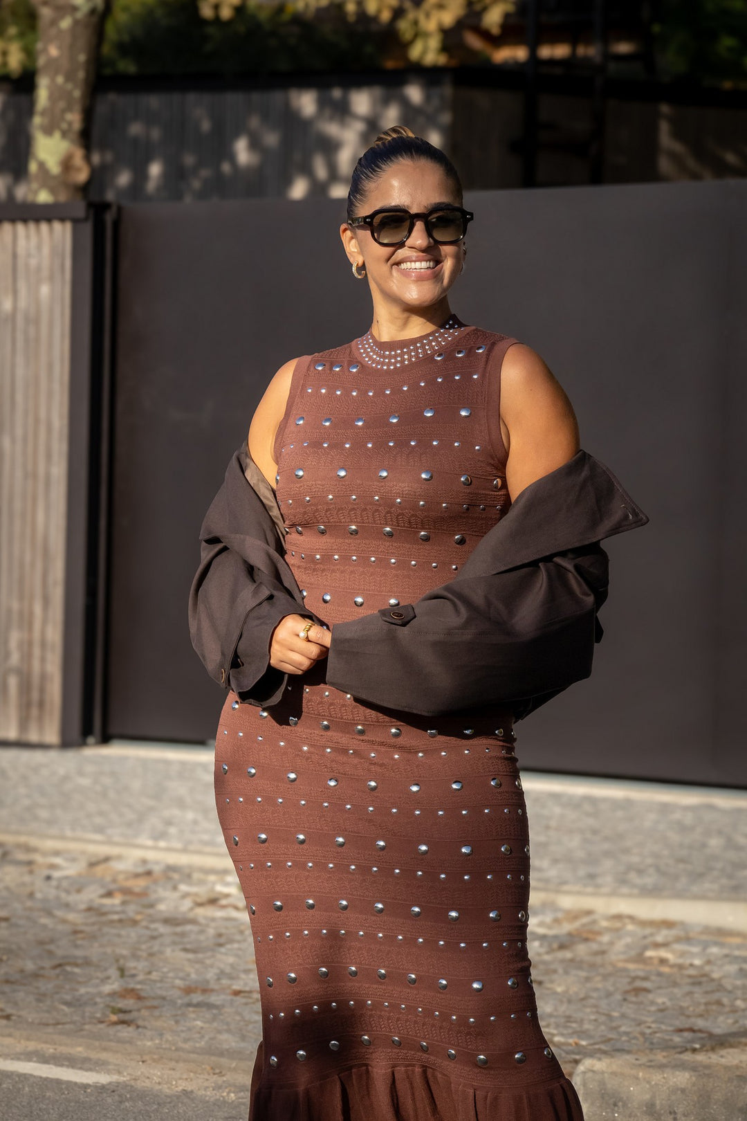 VESTIDO CASTANHO COM APLICAÇÕES METÁLICAS PONTO CHIC
