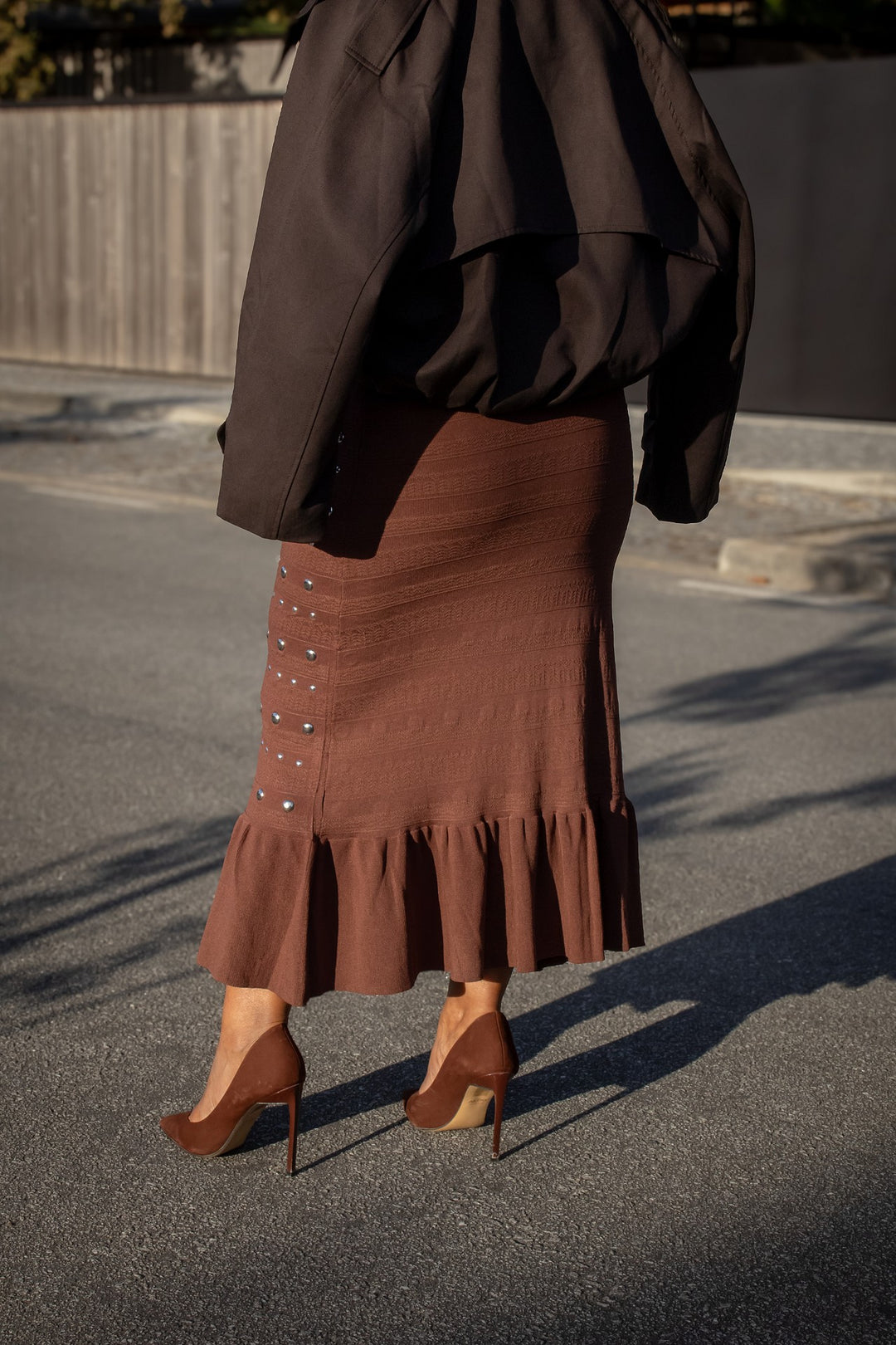 VESTIDO CASTANHO COM APLICAÇÕES METÁLICAS PONTO CHIC