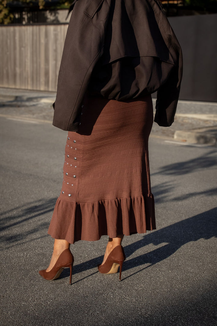 VESTIDO CASTANHO COM APLICAÇÕES METÁLICAS PONTO CHIC