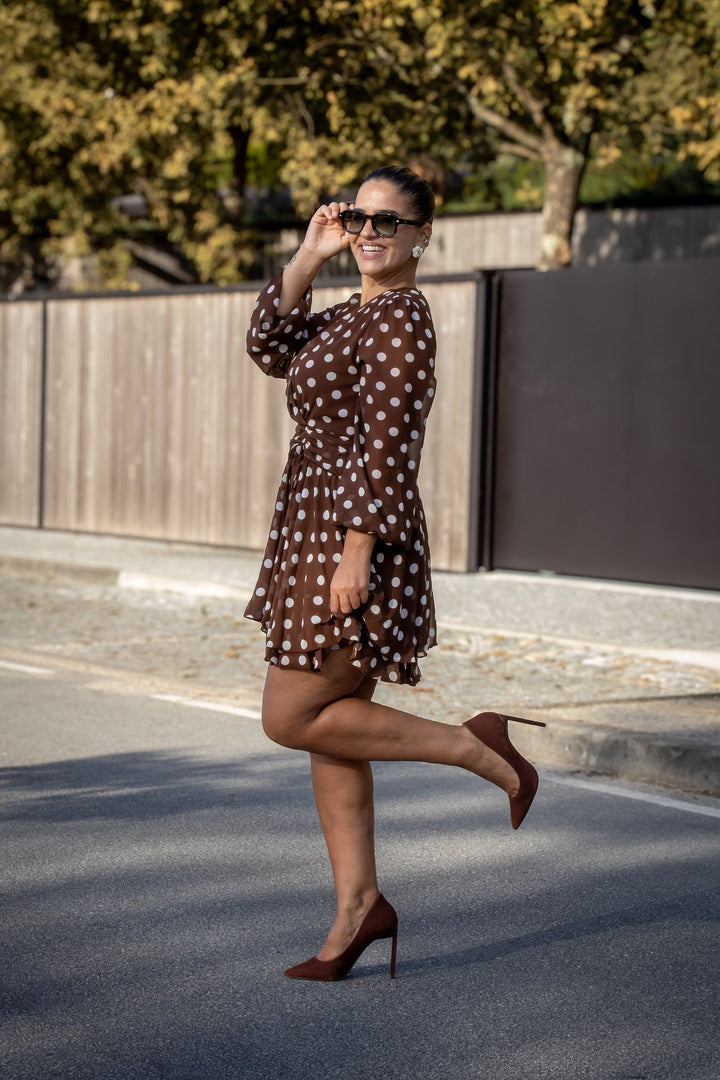 VESTIDO CASTANHO CURTO COM BOLAS BRANCAS PONTO CHIC