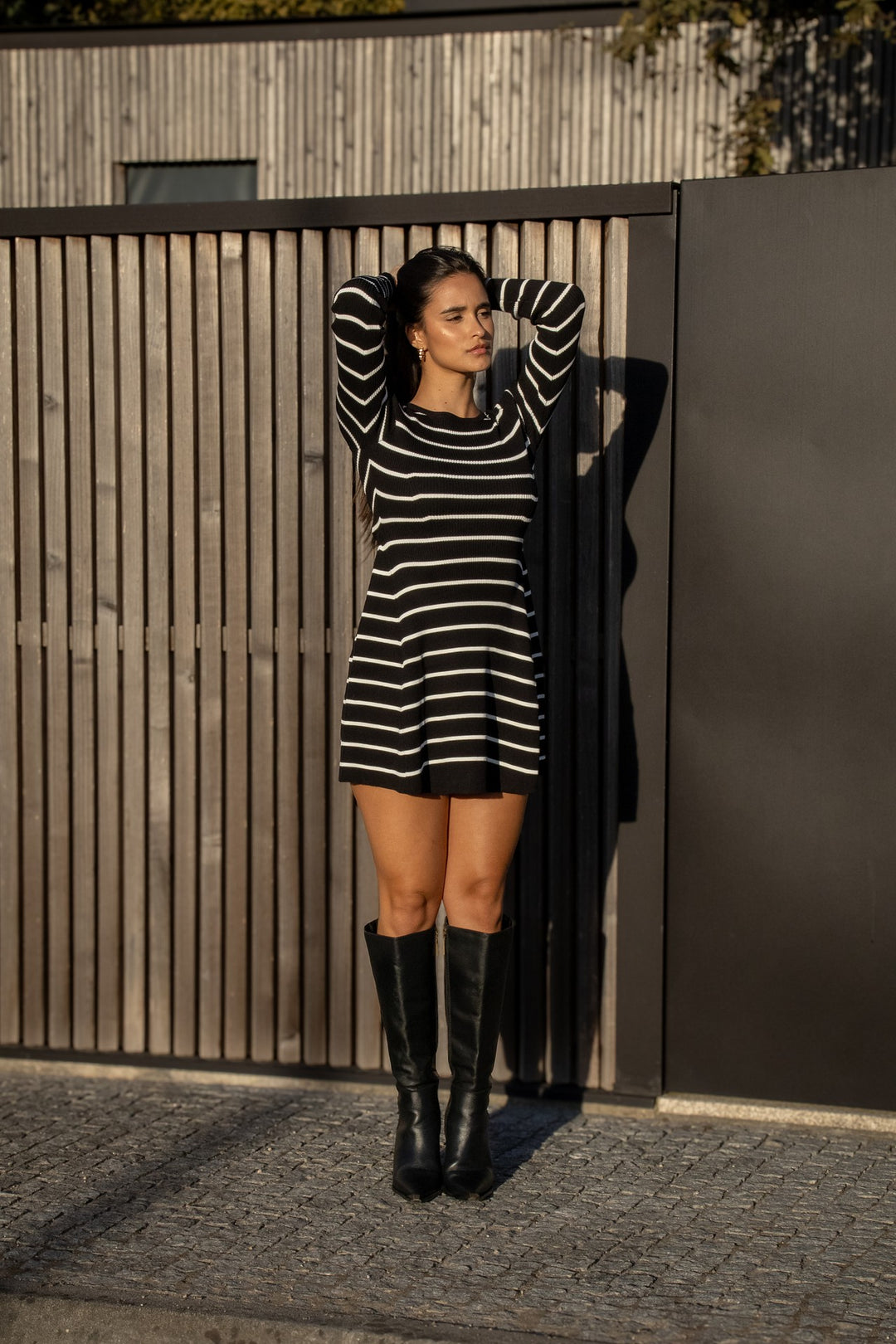 VESTIDO PRETO ÀS RISCAS BRANCAS PONTO CHIC