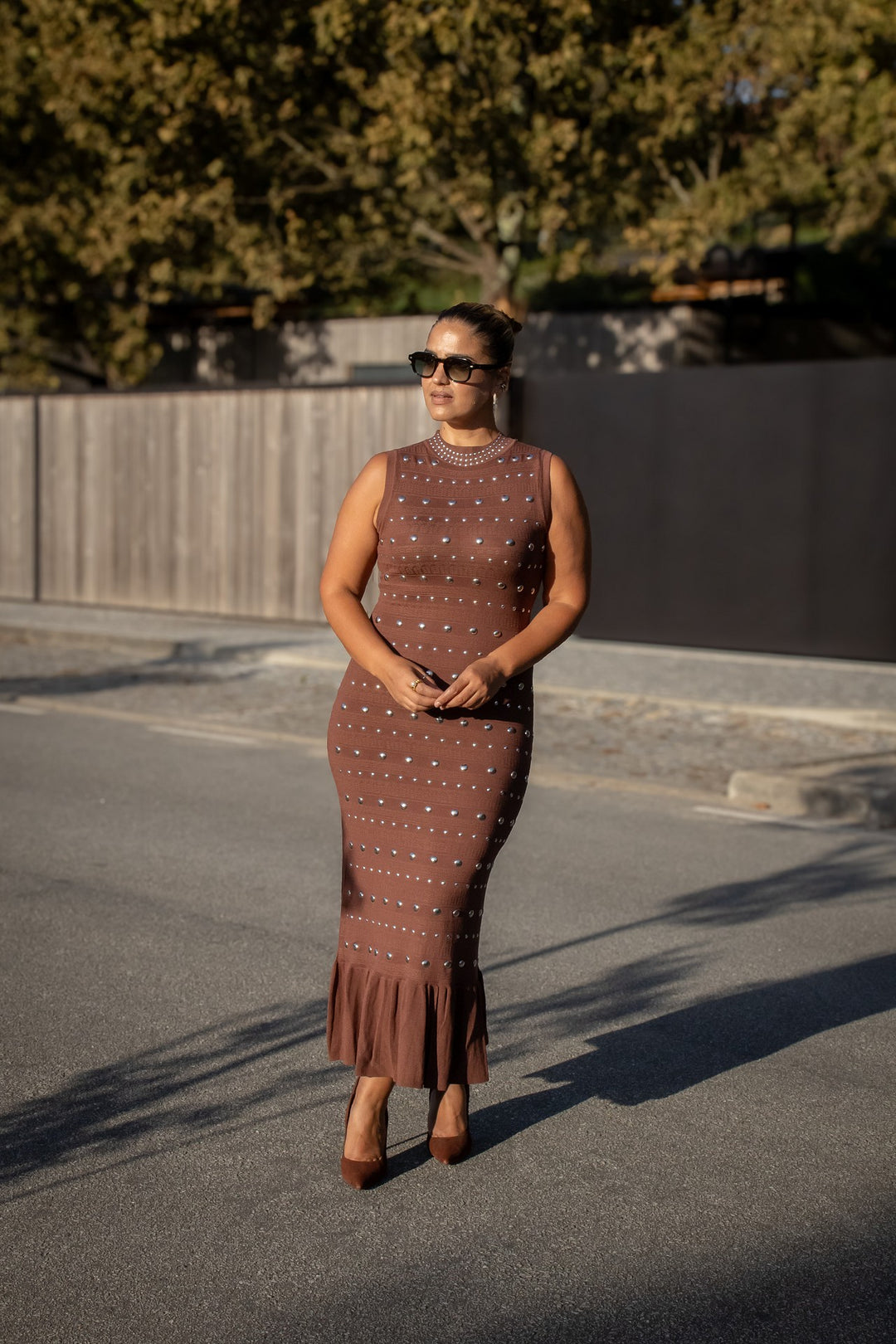 VESTIDO CASTANHO COM APLICAÇÕES METÁLICAS PONTO CHIC