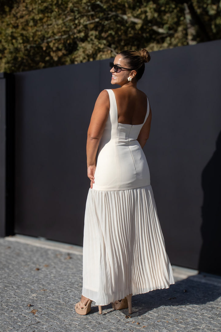 VESTIDO BEGE COM PLISSADO INFERIOR PONTO CHIC