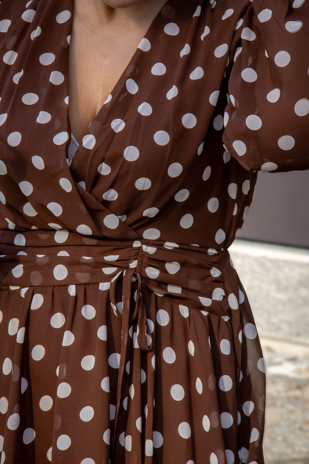 VESTIDO CASTANHO CURTO COM BOLAS BRANCAS PONTO CHIC